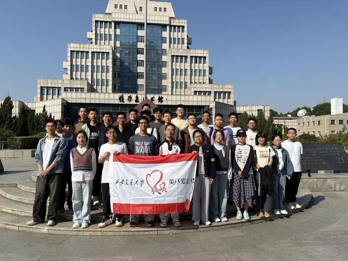 钱学森图书馆前合影